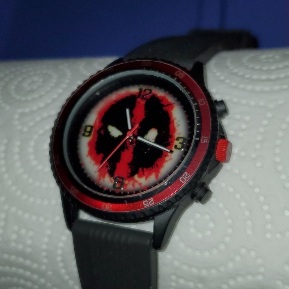 Marvel Deadpool Wristwatch Black Red Case Indiglo Black Silicone‎ Band Analog